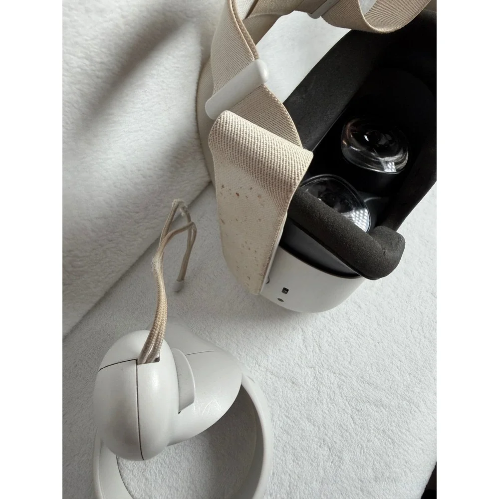 Oculus Quest 2 VR Headset Unisex One Size White Fair Stained Straps Scuffed